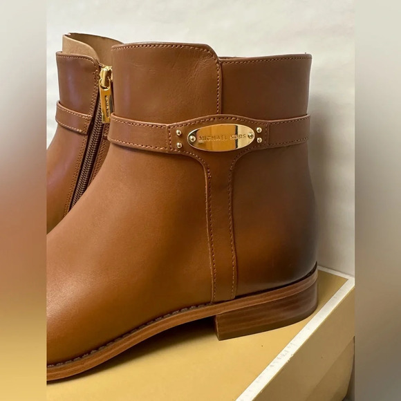 NIB MICHAEL Michael Kors Finley Luggage Flat Bootie Ankle Boots 8.5 - Picture 6 of 14